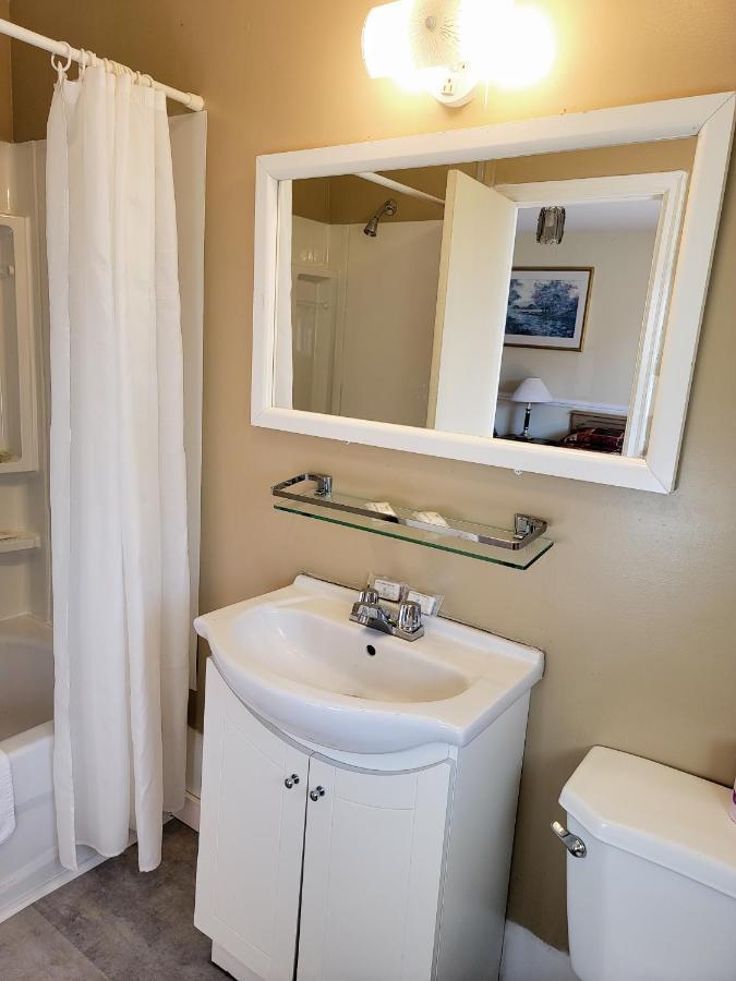 Gateway Motel Gananoque Bagian luar foto